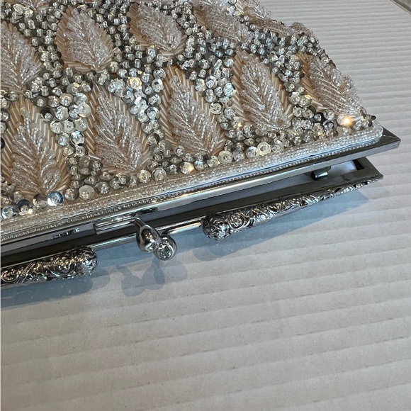 VINTAGE BEAD SEQUIN BAG- Silver sequins and off white beading in leaf pattern. - Picture 5 of 7